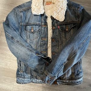 Beautiful denim Sherpa Levi’s jacket!